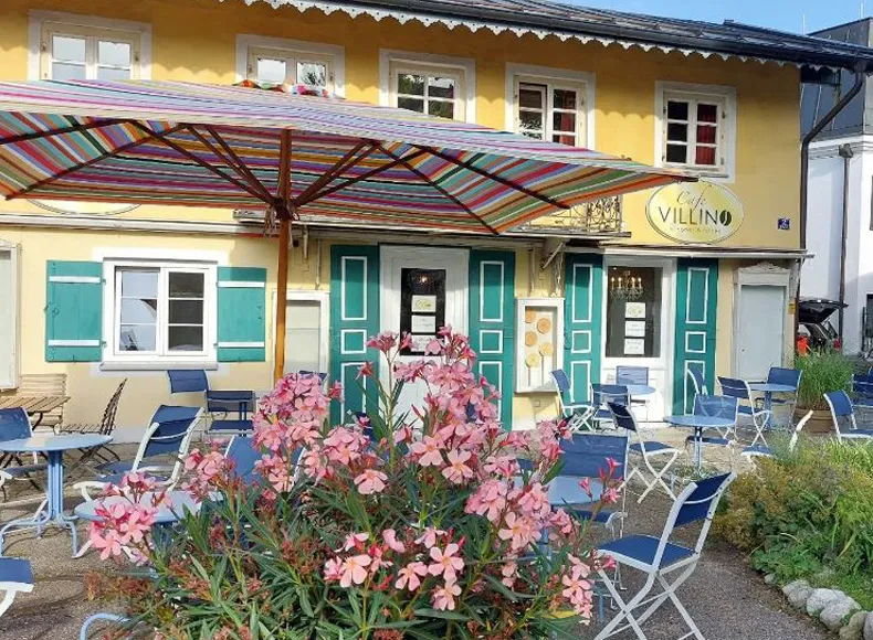 Gemütlicher Garten vor dem Cafe Villino in Prien am Chiemsee.