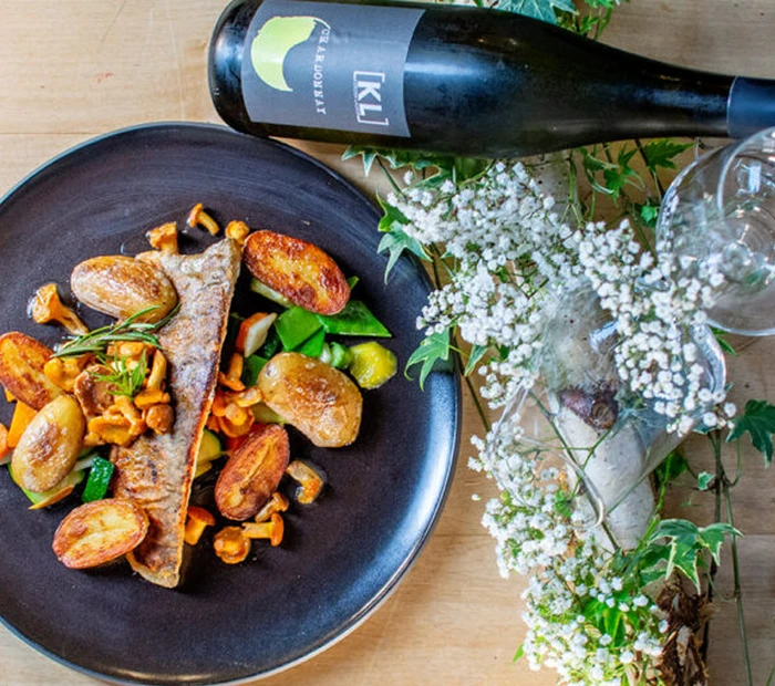Menü mit Fleisch, Pilzen und ein Bier in der Mesner Stubn Prien.