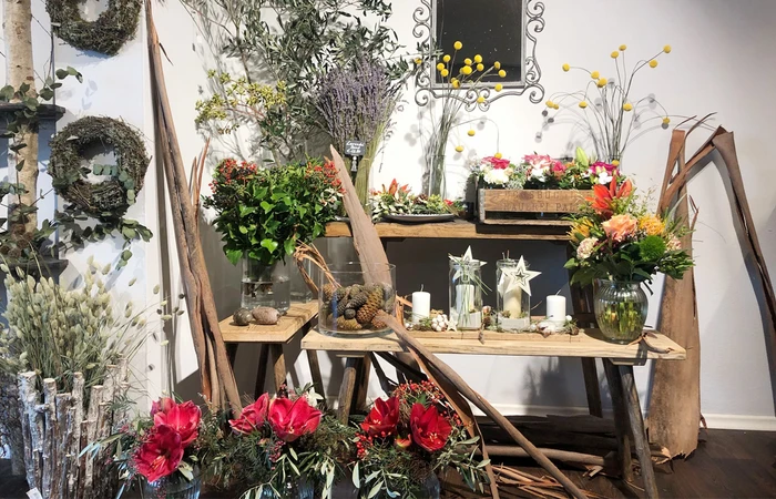 Arrangement von Blumen und Deko im Blumenhandwerk Prien