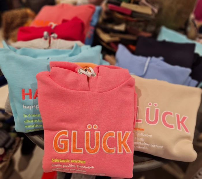 Präsentiert werden farbige Hoodys, erhältlich in der Chiceria Prien, solange Vorrat reicht.