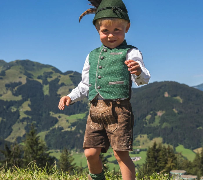 Das Modell trägt eine Lederhose mit Hemd und Weste, z.T. erhältlich in der Chiceria Prien, solange Vorrat reicht.