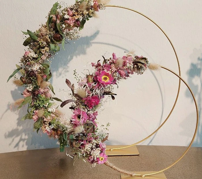 Mit Boho-Ringen wurden 2 Kränze mit Blumen in den Farben rose-grün-weiß von Blumenhandwerk Prien dekoriert