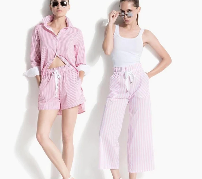 Modell tragen rosa weiß gestreifte Nachtwäsche der Marke bluelemonintimates