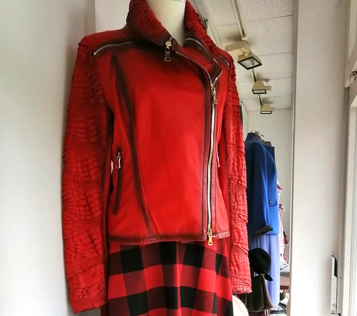 Rote Jacke mit  passendem rot schwarz karierter Rock in der Auslage von Second-Hand-Exclusive