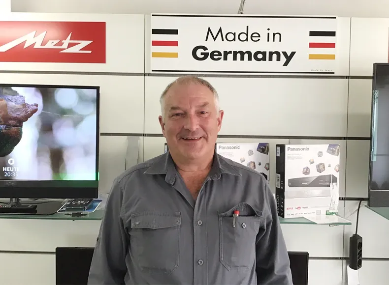 Inhaber Sebastian Aicher steht in seinem TV-Geschäft Kiefl in Prien