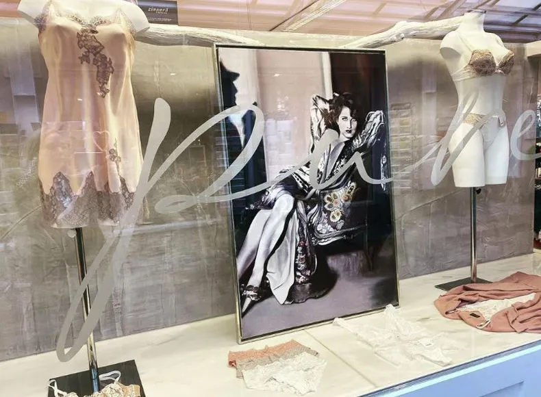 Schaufenster von Pure Wäsche Boutique mit Dessous und ein Gemälde von Ruth Heyn-Hechfellner 