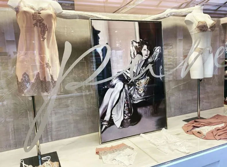 Schaufenster von Pure Wäsche Boutique mit Dessous und ein Gemälde von Ruth Heyn-Hechfellner