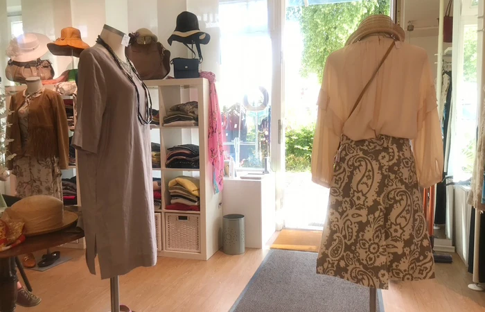 Röcke, Kleider, Blusen werden auf Schneiderpuppen im Geschäft Second-Hand-Exclusive präsentiert.