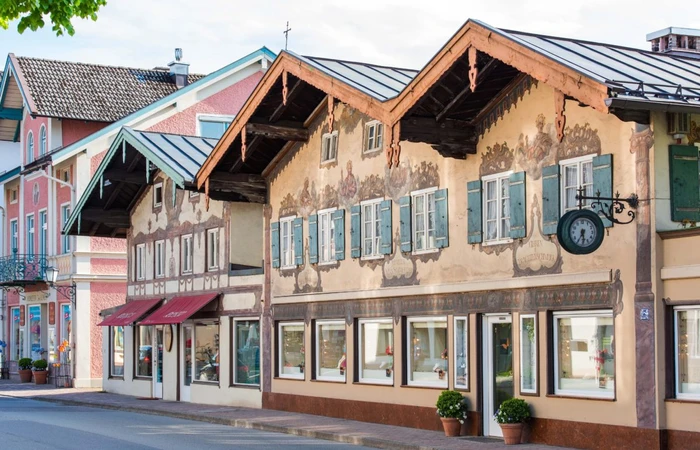 Priener Ortskern Juwelier Schmetterer im traditionellen Lüftelmalerei Haus