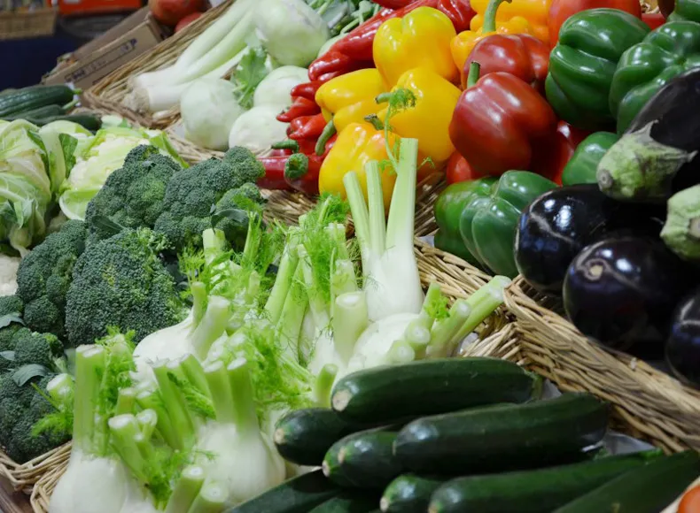 Gemüsestand im Priener Regional Markt mit Brokolie, Fenchel, Paprika, Auberginen, Lauch
