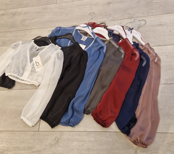 Präsentiert werden farbige Chiffonblusen, erhältlich in der Chiceria solange Vorrat reicht.