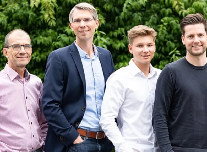 Team Comperitum It Dienstleistungen Chiemsee Der Geschäftsführer Bernhard Seidl mit IT Spezialisten und ehemaligem Auszubildenden