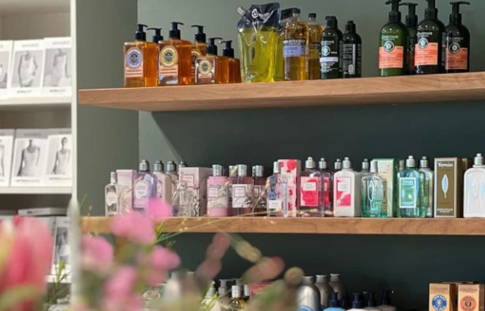Regal voll mit hochwertigen Kosmetika von LOccitane