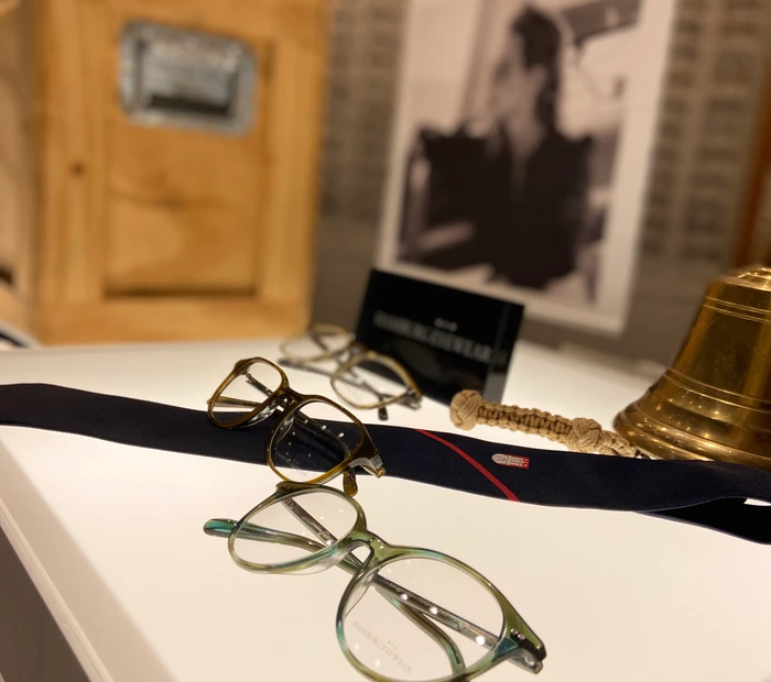 Verschiedene Brillen von Hamburg Eyewear werden auf einem Tisch prästeniert.