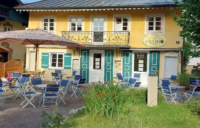 Gemütlicher Gastgarten vor dem Cafe Villino in Prien läd zum verweilen ein.