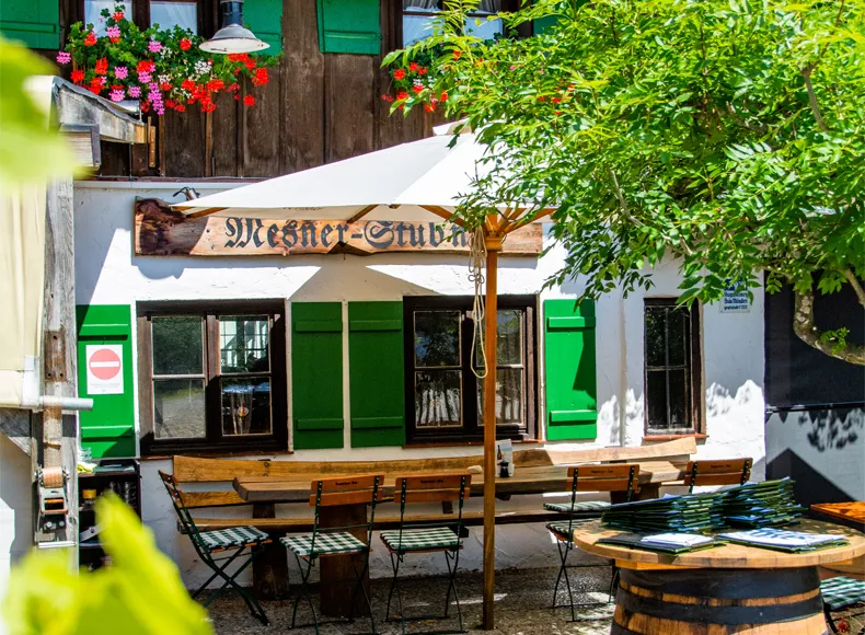 Im Biergarten vorm dem Restaurant Mesner Stubn in Urschalling bei Prien