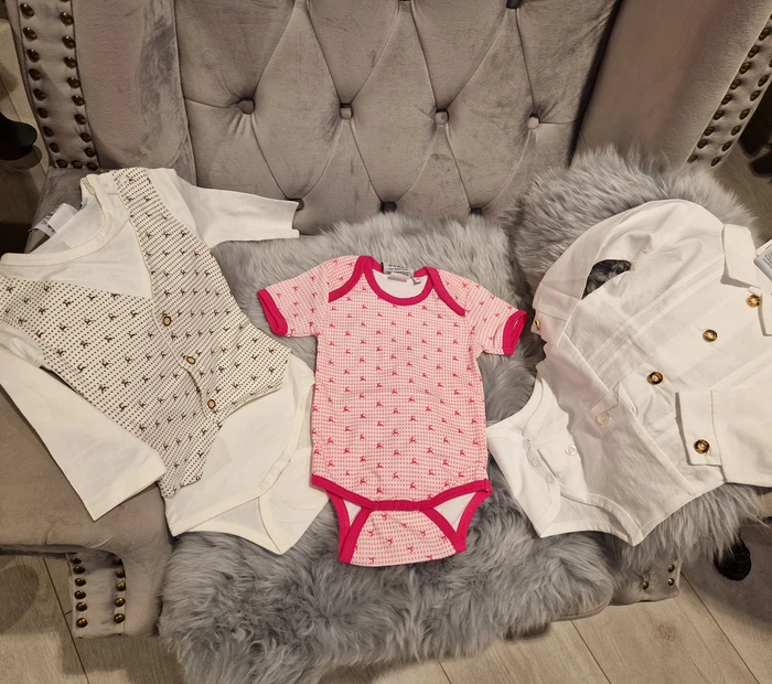 Abgebildet sind Babybodys mit Trachtenmotiv, erhältlich in der Chiceria Prien, solange Vorrat reicht.
