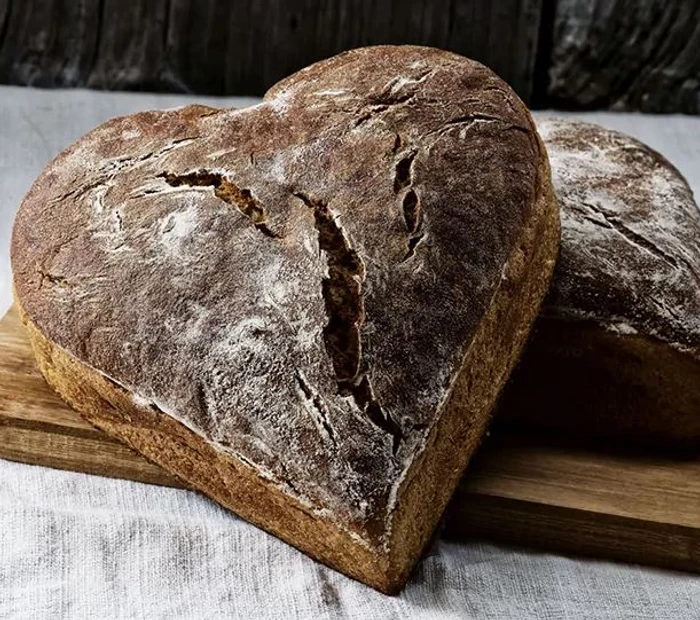 1 Herzbrot von der Miedl Bäckerei Prien am Chiemsee liegt auf einem Brett.