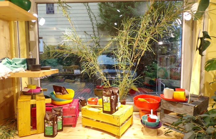 Weltladen Prien Schaufenster Dekoration mit Keramik, Fairtrade Kaffee, Bambusgeschirr