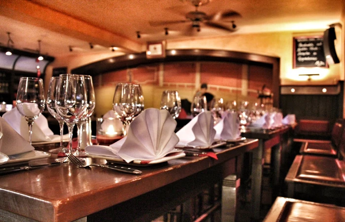 Ein gedeckter Tisch mit Gläser, Servieteen und Tellner in der Tapasbar Restaurant Hacienda Prien am Chiemsee