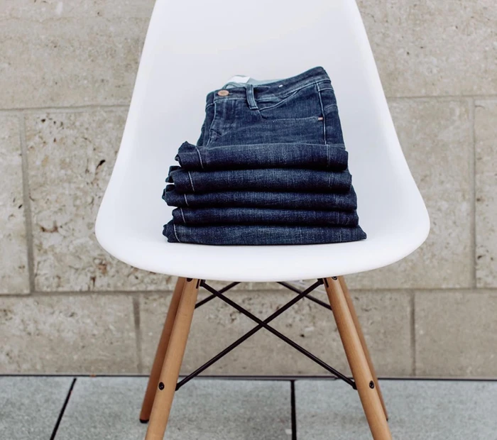 Jeans liegen auf einen Stuhl im Concept-Store von Katrin Anner Prien am Chiemsee