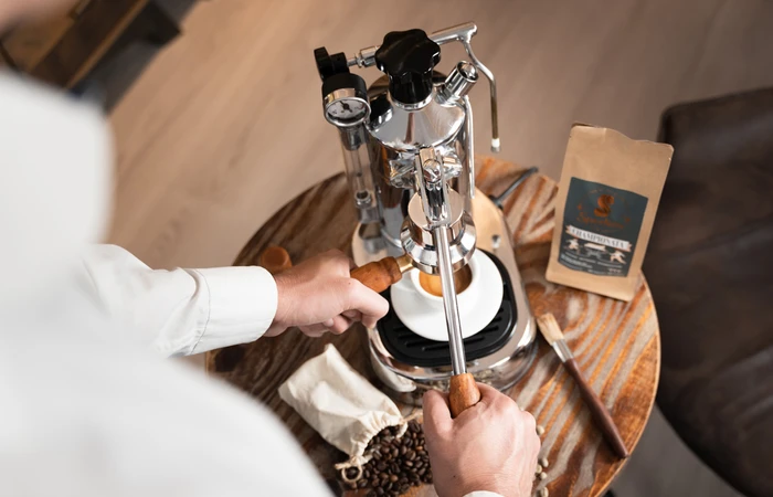 Zubereitung eines Espresso mit Bohnen der Montebera Rösterei im Geschäft in Prien