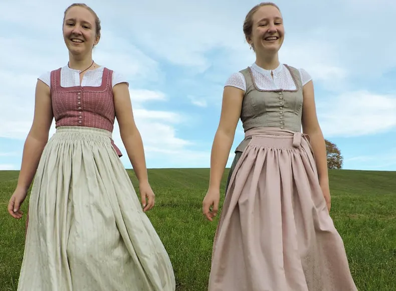 2 Dirndl präsentieren Trachtenkleider von Bartl Prien am Chiemsee