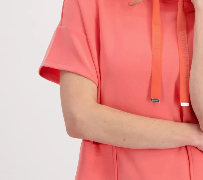 oranger Kapuzenpullover kurze Ärmel mit Schmucksteinchen auf den Taschen von Monari