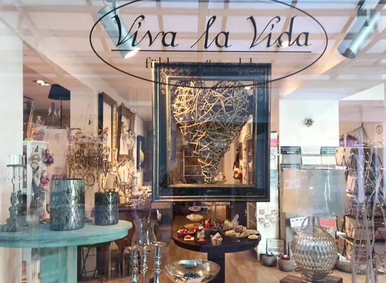 Schaufenster von Viva La Vida Prien am Chiemsee mit verschiedenen Dekoartikeln