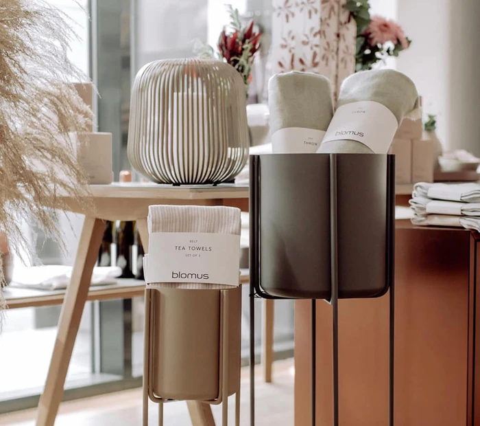 Wohnaccessoires wie Tischdecken, Windlichter, Handtücher aus Bambus schön dekoriert im Concept-Store von Katrin Anner Prien am Chiemsee.