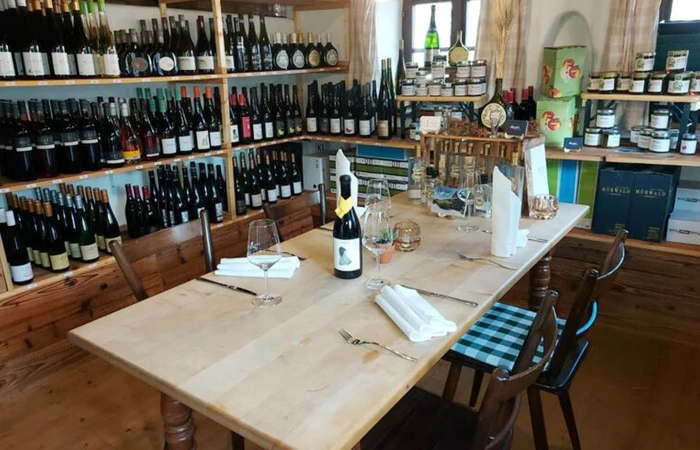 Blick in das Weineck der Mesner Stubn, ein gedeckter Tisch für eine Weinverkostung.