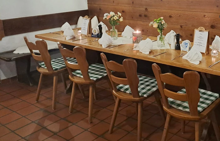 Blick in die Mesner Stubn mit gedeckten Tisch.