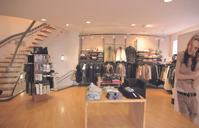 Erdgeschoss des Modehauses Haider in Prien am Chiemsee mit Socken und Wäscheartikeln der Marken Schiesser und Anderesn Kleidung von Opus und Esprot
