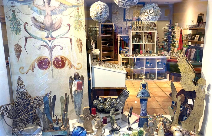 Verschiedene Dekofiguren u.a. Engel im Schaufenster bei Viva La Vida Prien am Chiemsee
