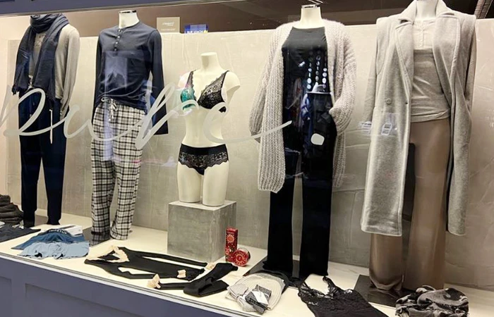 Schaufenster mit Wäsche und Dessous für Männer und Frauen.