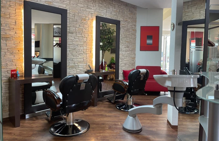 Salon Kotzbauer Hair & Cosmetik Prien Innenraum Frisörstühle und Spiegel