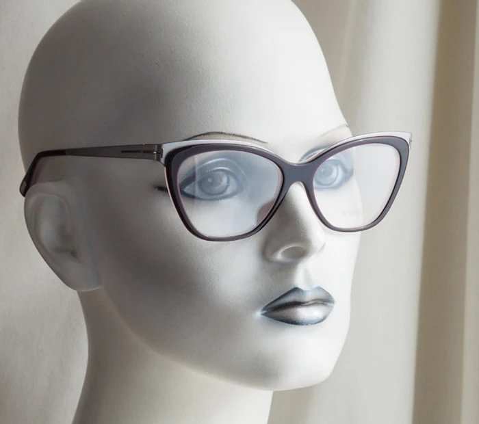 Auf ein Puppenkopf wird die Brille Tom Ford präsentiert