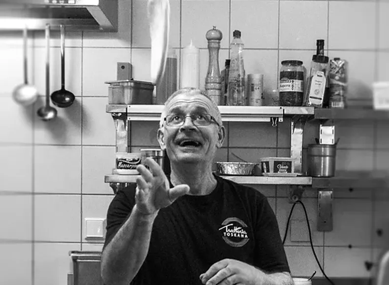 Pizzabäcker Trattoria Toskana Prien Zentrum beim Schmeissen des Pizzabodens , Ramonpassage