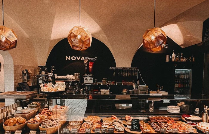 Cafe Nova Prien Am Chiemsee Thekenbereich Modern Clean schwarz holz weiss 