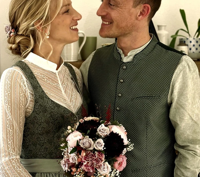 Präsentiert wird ein Brautpaar in Tracht, eingekleidet von der Chiceria Prien.