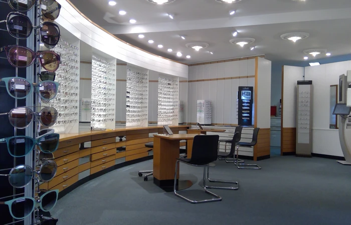 Ein Blick in das Geschäft von Augenoptik Fabel in Prien.