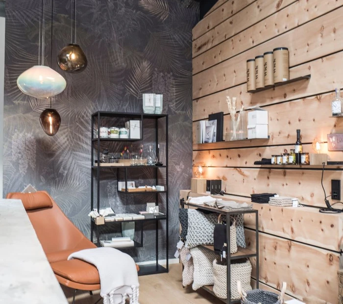 Seeholz Ledersessel Metal-Regale Öl und Antipasticreme Kissen Körbe