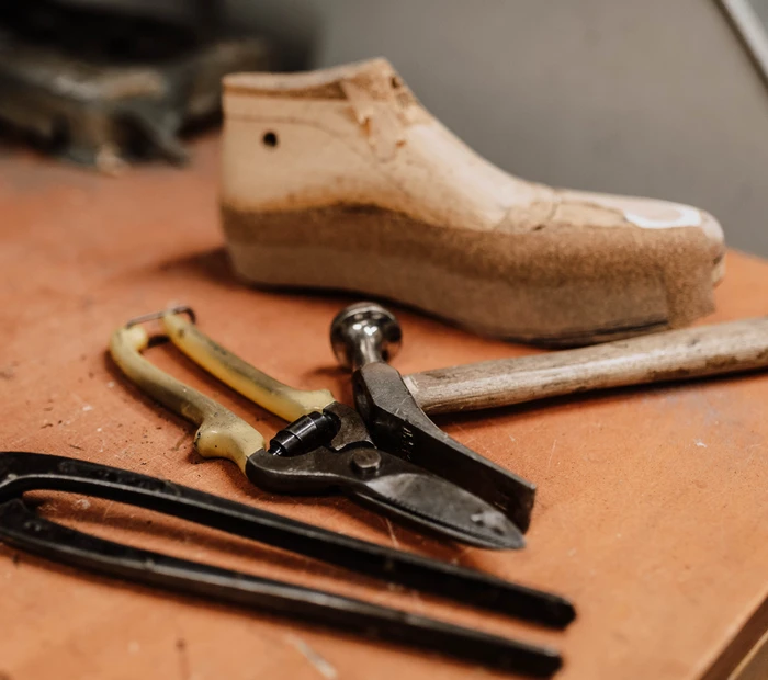 Holzleisten mit Werkzeug zur Bearbeitung von orthopädischen Maßschuhen 