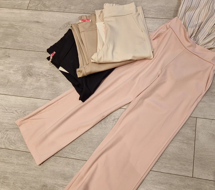 Präsentiert werden Culotte-Hosen in 4 Farben, erhältlich in der Chiceria Prien, solange Vorrat reicht.