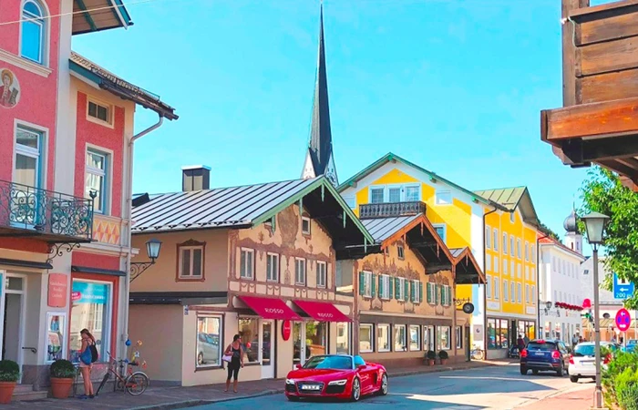 In der Bernauerstraße in Prien das Damenmode Geschäft ROSSO von außen.