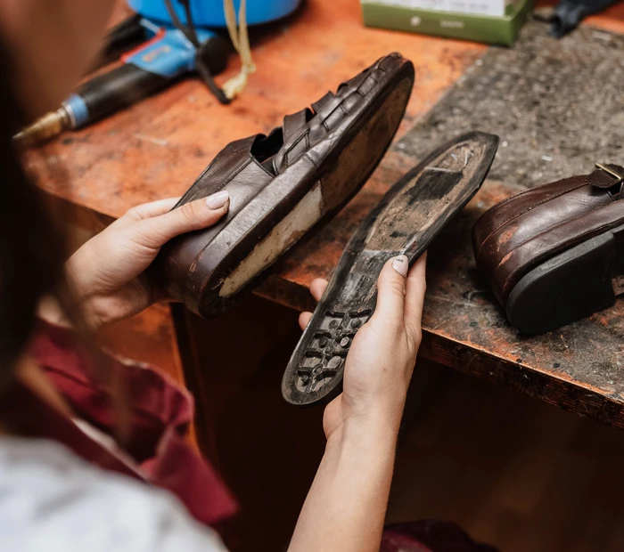 Voggenauer Prien. Hier werden Lederschuhe fachgerecht repariert.