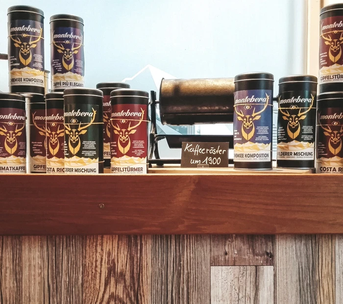 Verschiedenen Kaffeesorten in Dosen der Montebera Rösterei