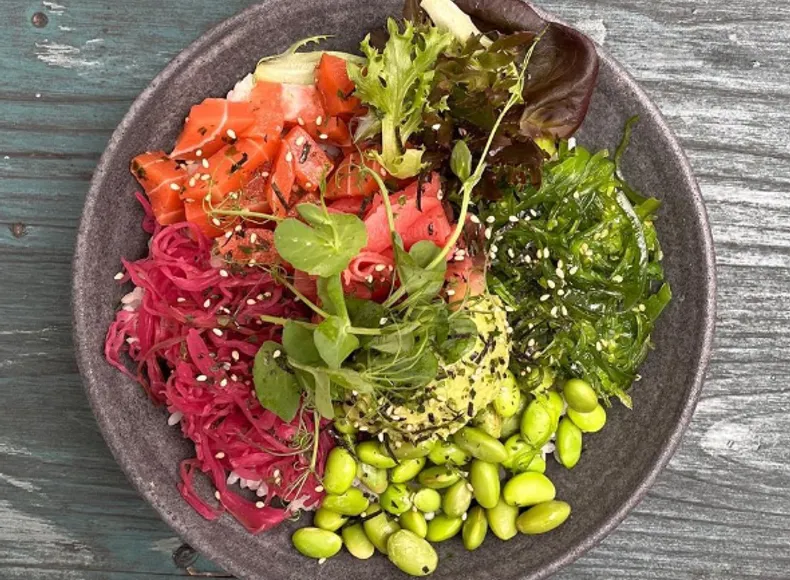 lecker Bowl mit fermentiertem Gemüse und Edamame 