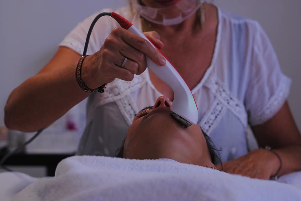 Feuchtigkeitsbehandlung des Gesichts bei Happiskin