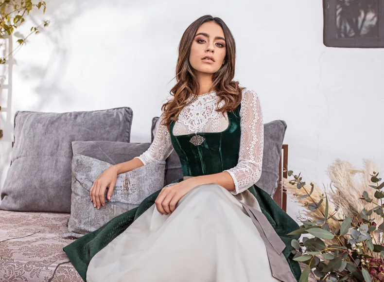 Das Modell trägt ein Samtdirndl von Marjo, dies ist im Geschäft Chiceria in Prien zu kaufen.